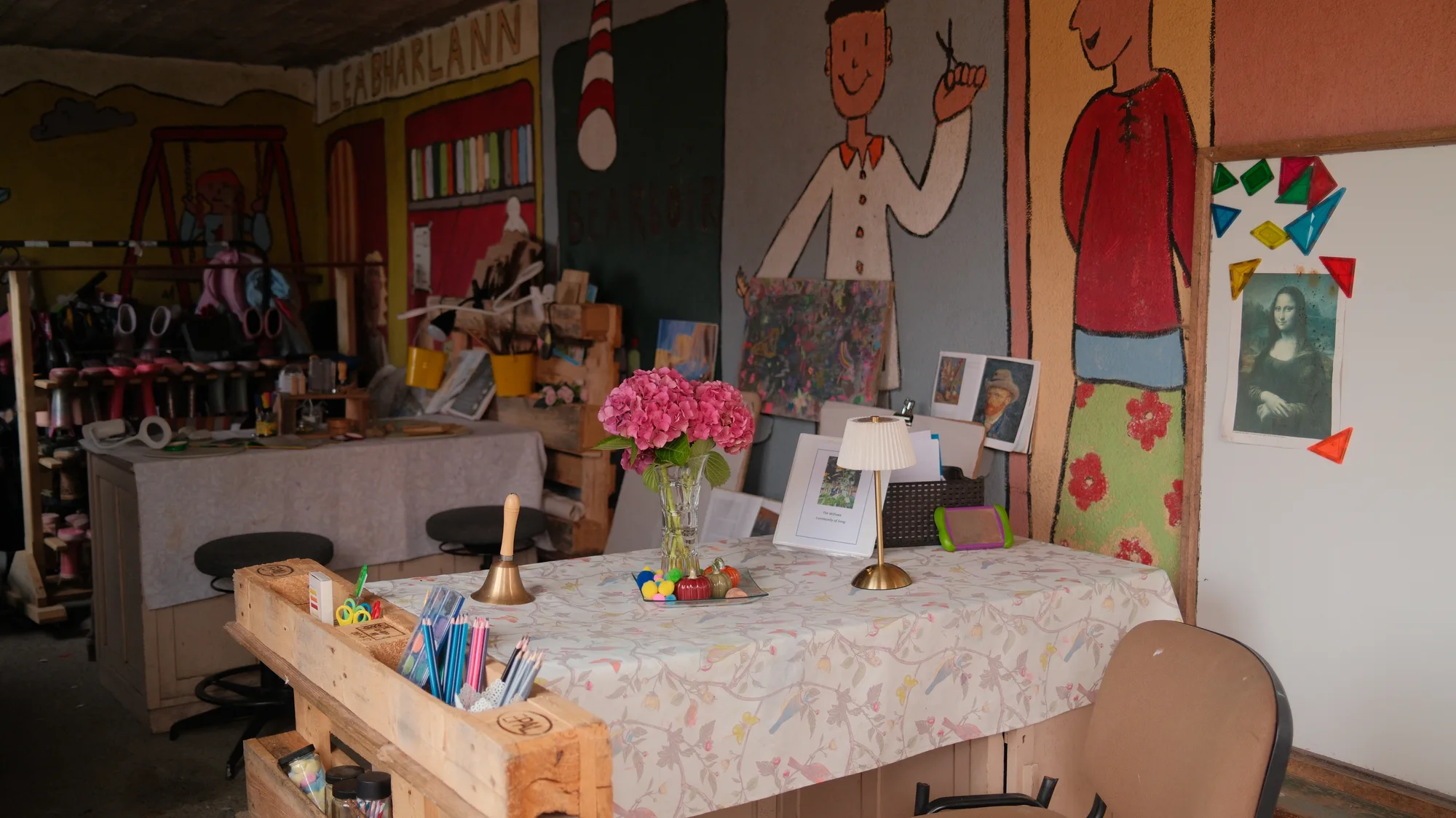 A table and chairs inside the decorated cabin